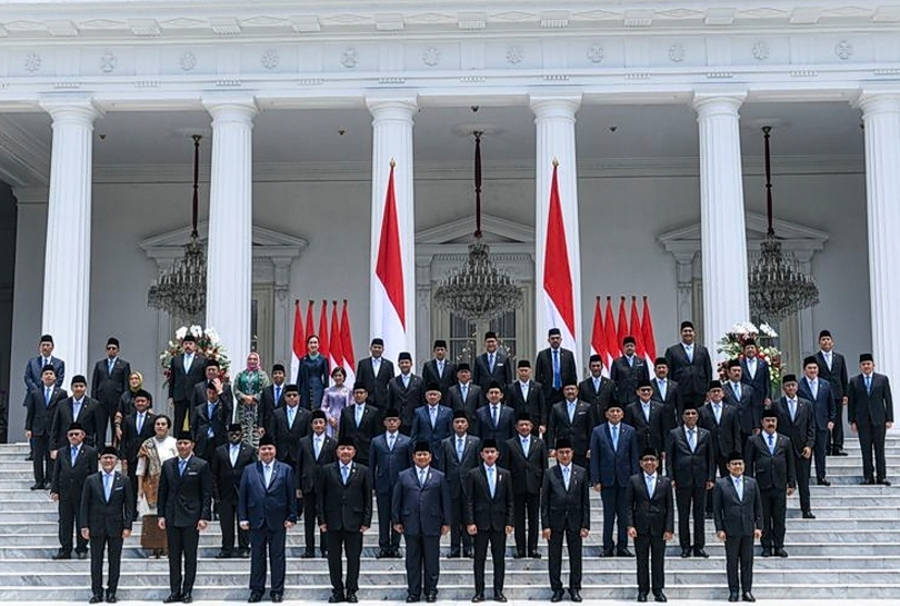 Presiden dan Wapres Prabowo-Gibran foto bersama menteri Kabinet Merah Putih (SinPo.id/ Antara)