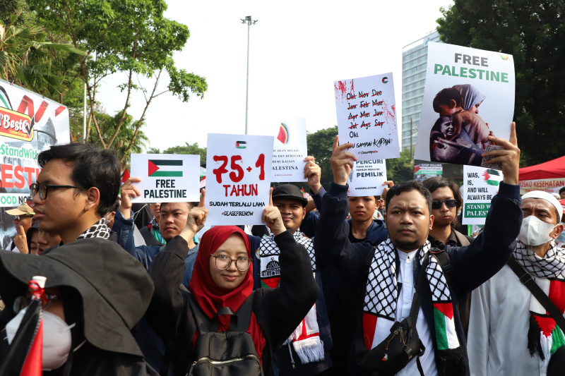 Ratusan masa yang tergabung Bela Palestina gelar aksi demo di Kedubes AS menuntut untuk menghentikan Genosida di Gaza (Ashar/SinPo.id)