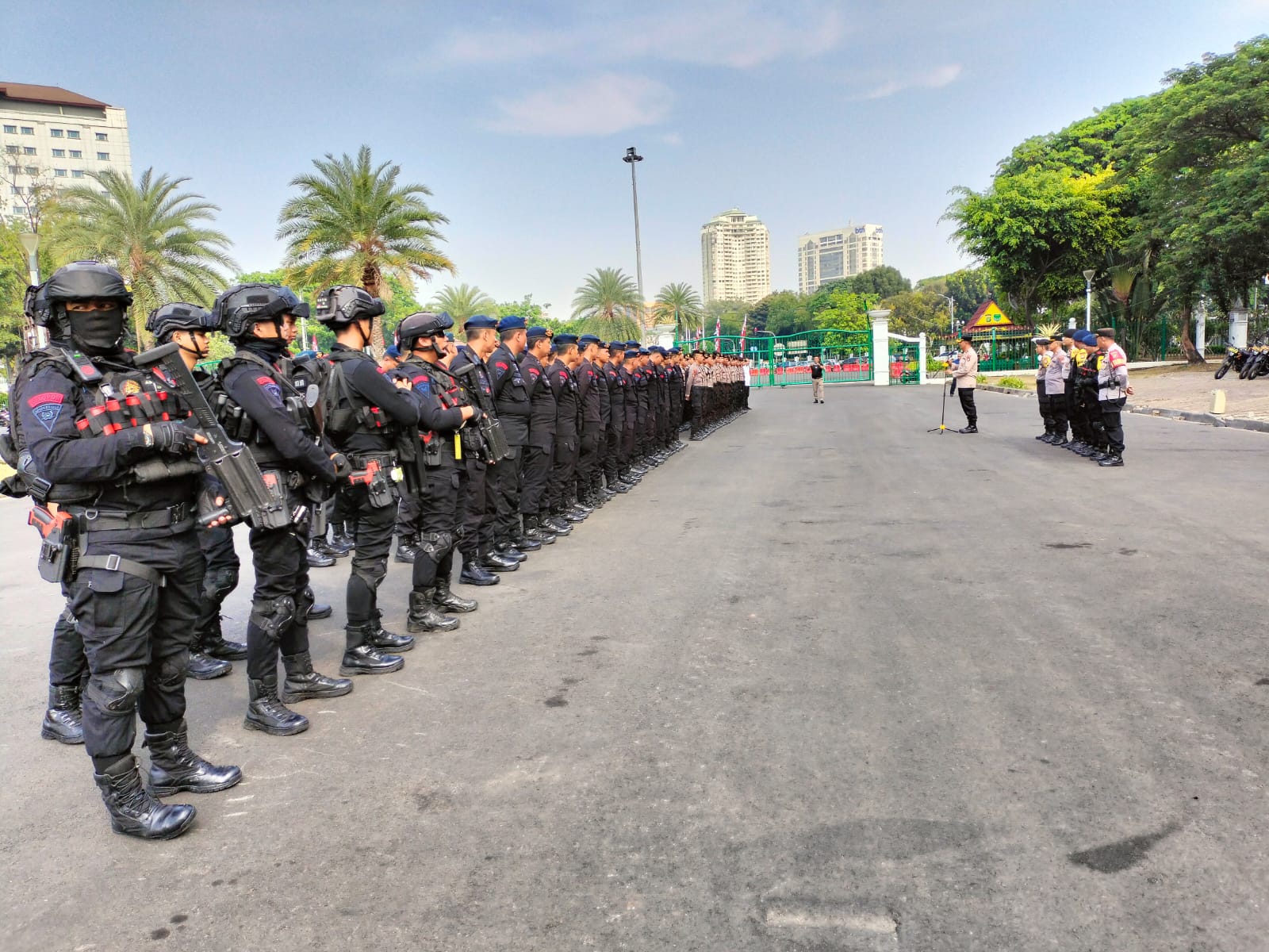 Ratusan personel gabungan dari Polri dan TNI (SinPo.id/Humas Polda Metro Jaya)