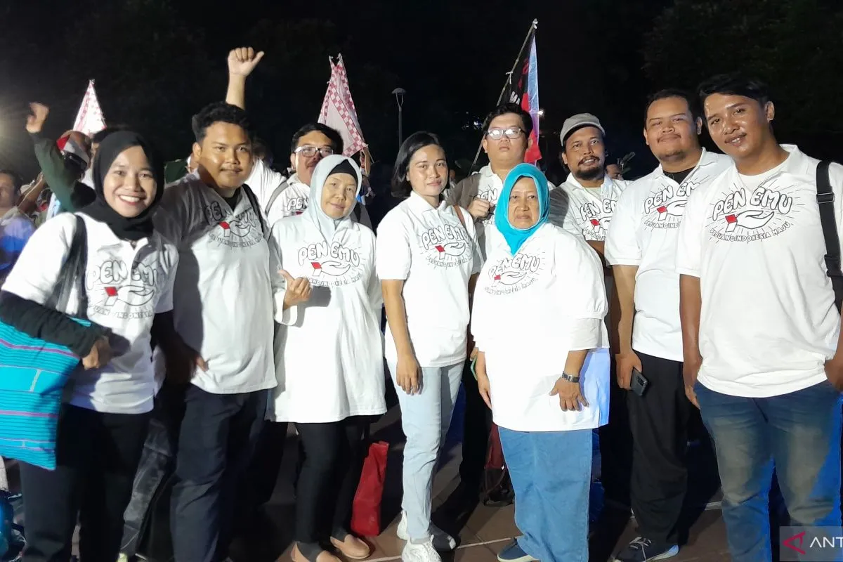 Relawan Jokowi, Pejuang Indonesia Maju (Penemu) saat foto bersama usai mengikuti tasyakuran dan doa bersama di Tugu Proklamasi, Jakarta Pusat, Jumat (18/10/2024). (SinPo.id/Dok. Pejuang Indonesia Maju