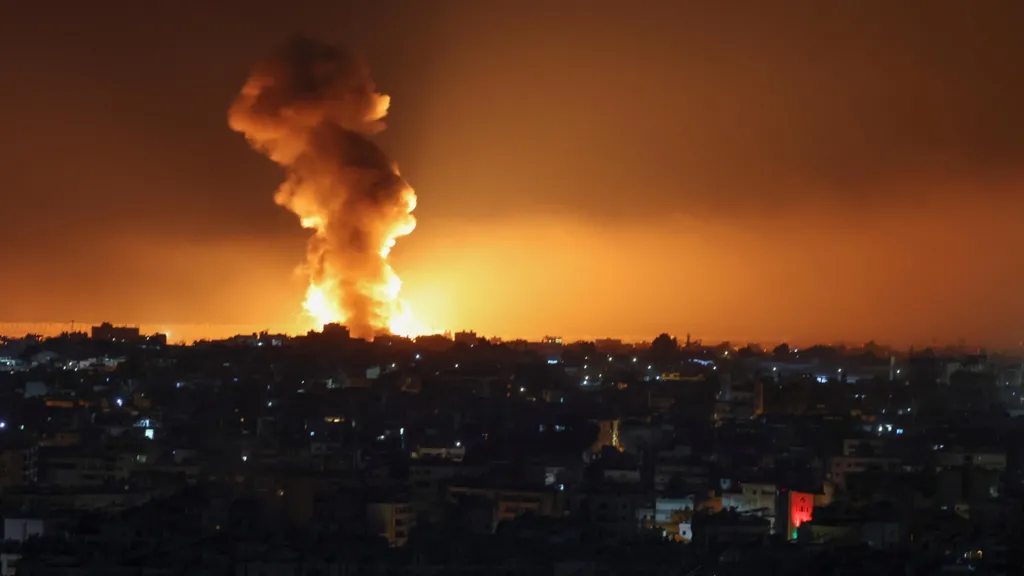 Lebih dari empat orang termasuk seorang anak tewas, dan 24 orang lainnya terluka dalam serangan udara Israel di dekat rumah sakit pemerintah utama di Beirut selatan. (SinPo.id/Reuters)