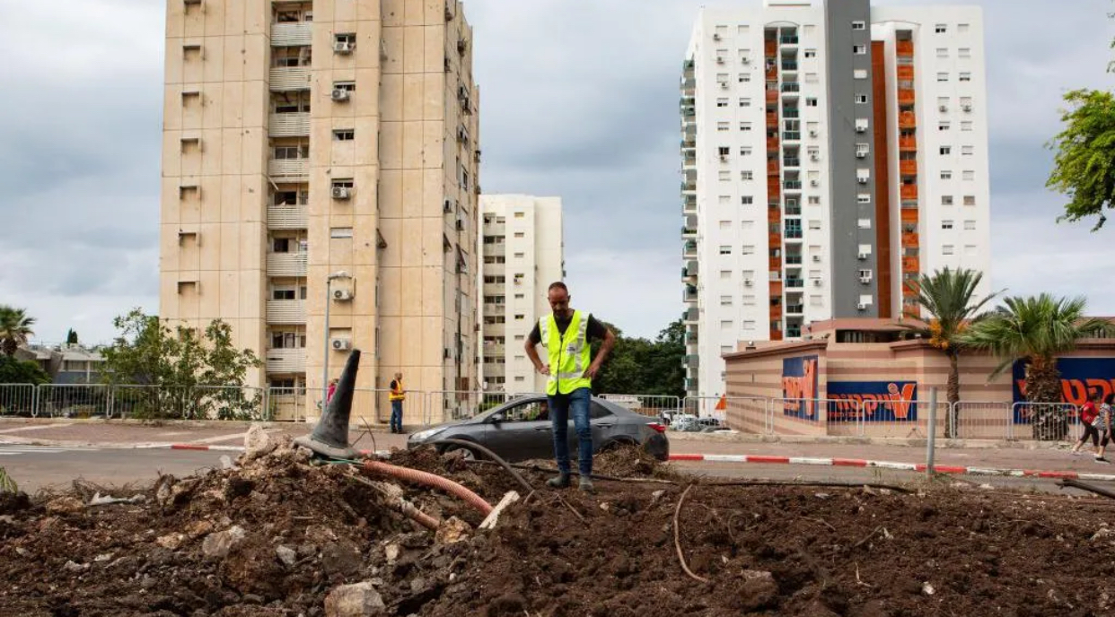 Kerusakan di blok apartemen di Kota Haifa akibat serangan roket Hizbullah. (SinPo.id/Getty Images)