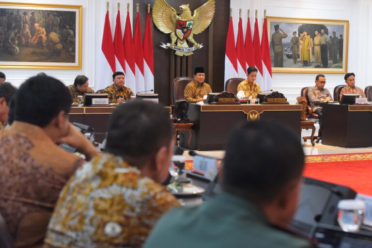 Presiden Prabowo Subianto saat memimpin rapat perdana Kabinet Merah Putih (SinPo.id/ Setpres)