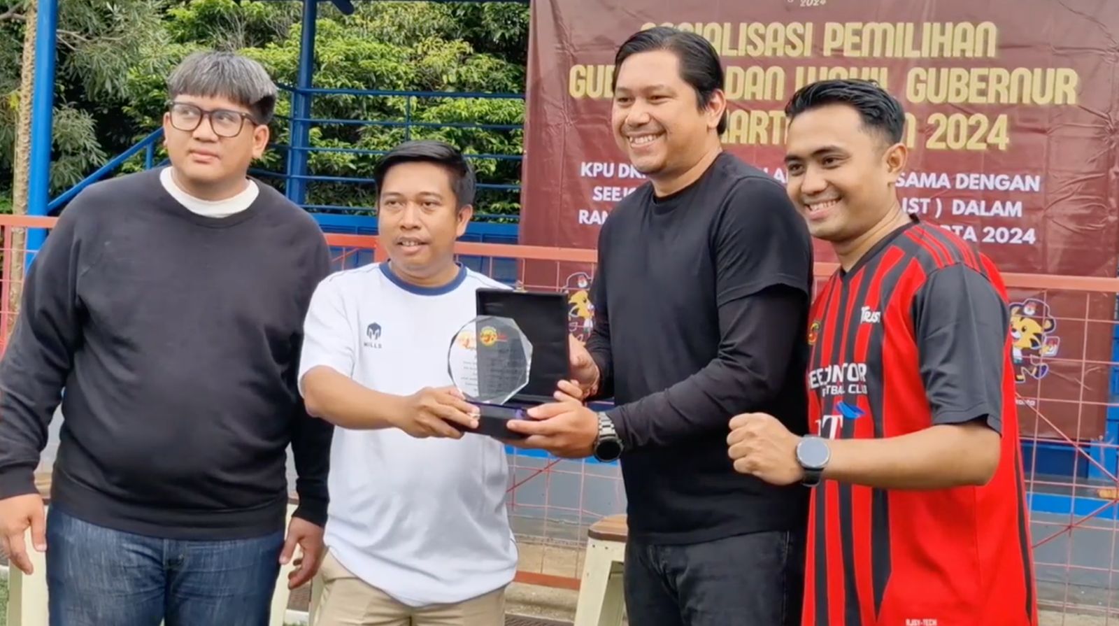 KPU DKI Jakarta menggelar Sosialisasi Pilkada Jakarta bersama komunitas sepak bola Seputar Jurnalis di Lapangan PSF Pancoran pada Selasa, 12 November 2024. (SinPo.id/Dok. Seejontor FC)