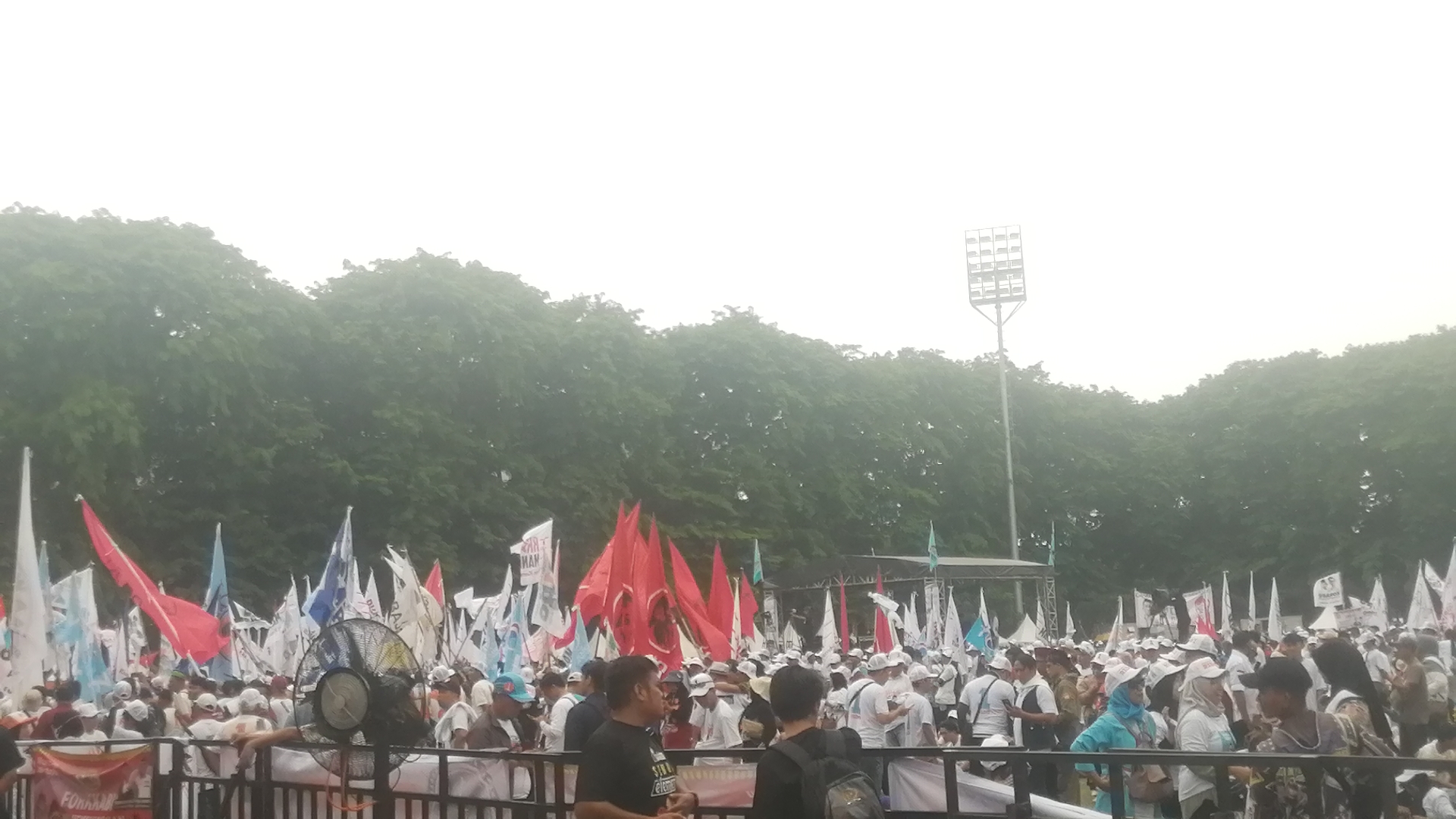 Massa pendukung RK-Suswono memadati Lapangan Banteng (SinPo.id/ Tio Pirnando)