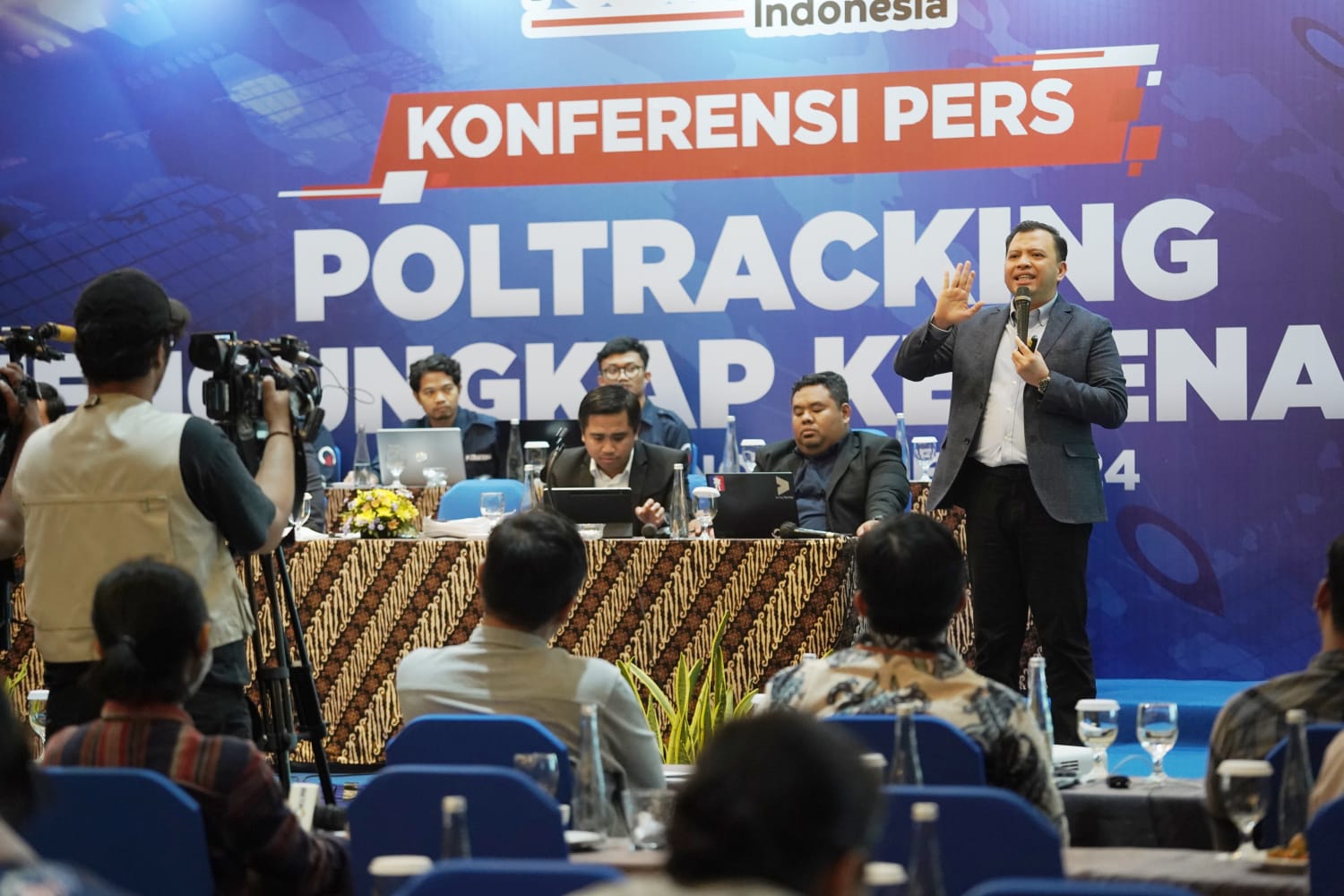 Peneliti Poltracking, Hanta Yudha saat menyampaikan pemaparannya ke publik (Sinpo.id/Poltracking)