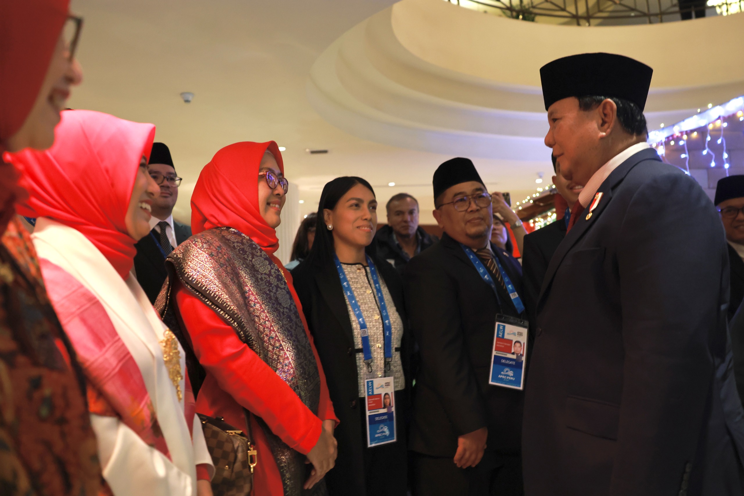 Presiden Prabowo Subianto bersama ibu-ibu KBRI Peru (SinPo.id/ Tim Media)