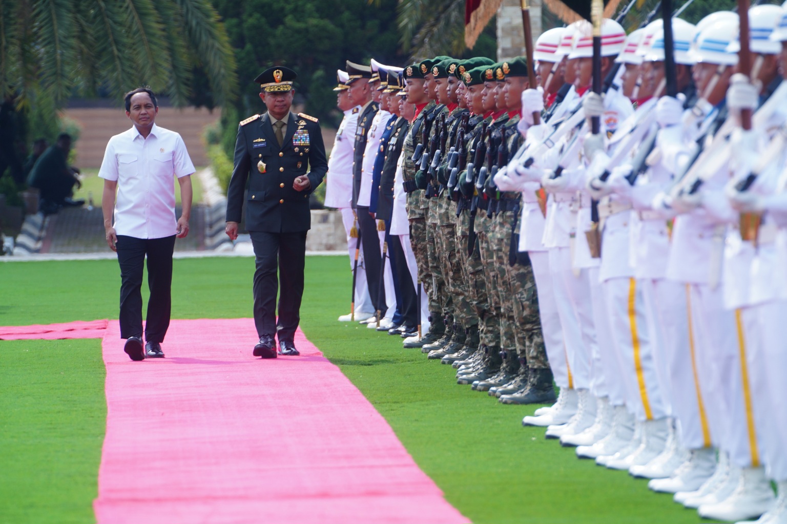 Panglima TNI Jenderal Agus Subiyanto dan Menhut Raja Juli (SinPo.id/ Puspen TNI)