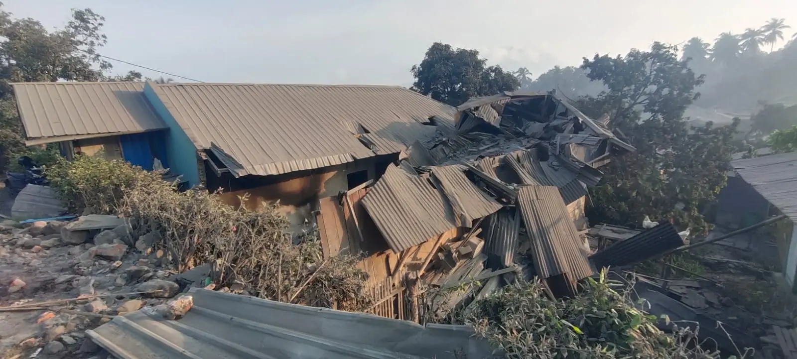 Situasi pascaerupsi gunungapi Lewotobi Laki-laki di Kabupaten Flores Timur, Provinsi Nusa Tenggara Timur (SinPo.id/BNPB)