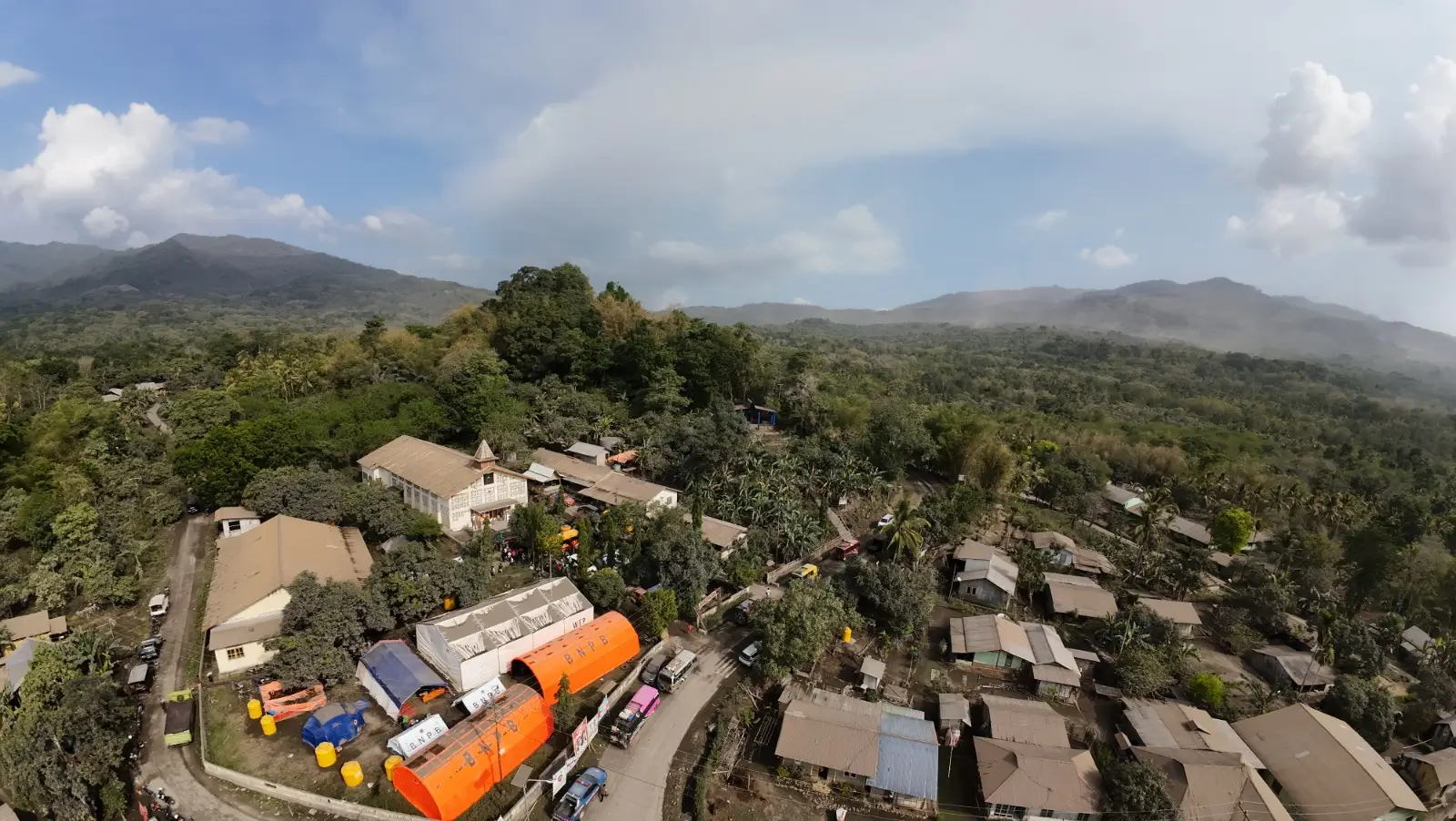 warga mengungsi akibat erupsi gunung Lewatobi Laki-laki (SinPo.id/BNPB)