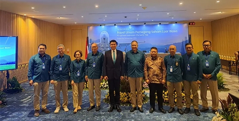 Dirut baru Garuda Indonesia Wamildan Tsani Panjaitan bersama jajarannya. (SinPo.id/dok. Garuda Indonesia)