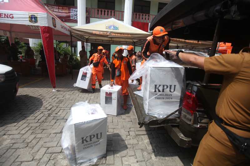 Pendistribusian Kotak suara Pilkada Jakarta (SinPo.id/Ashar)