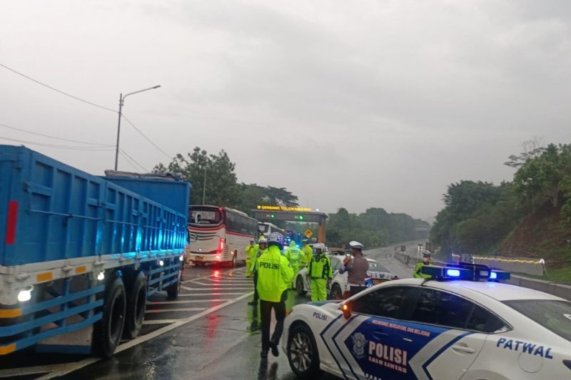 Kepolisian melanjutkan olah Tempat Kejadian Perkara (TKP) kecelakaan beruntun di Tol Cipularang. (SinPo.id/Dok. Jasa Marga)