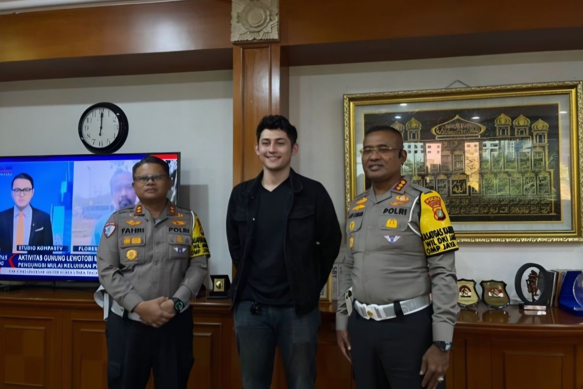 Lachlan Gibson bertemu dengan Dirlantas Polda Metro Jaya Kombes Pol Latif Usman di Polda Metro Jaya pada Senin, 18 November 2024.(SinPo.id/tangkapan layar dari Instagram Story Lachlan Gibson)