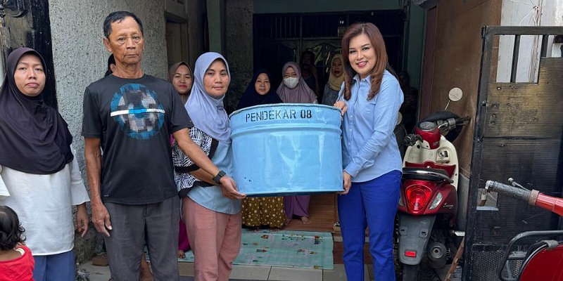 Pembagian tong sampah oleh PP Pendekar 08 (Sinpo.id/Tim Media)