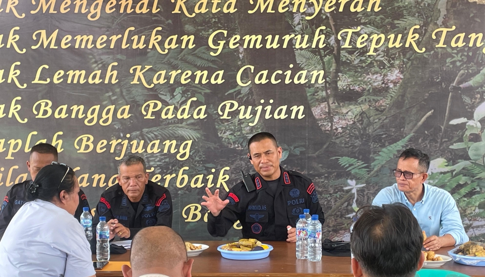 Komandan Pasukan Pelopor Korbrimob Polri Brigjen Waris Agono saat memberikan arahan ke petani (SinPo.id/ Polri)