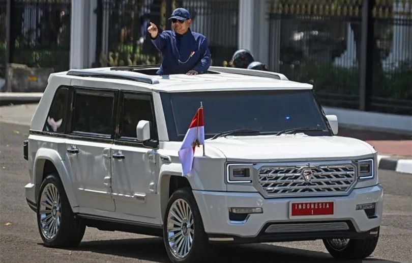 Presiden Prabowo berdiri menyapa warga dari atap mobil Maung. (SinPo.id/Antara)