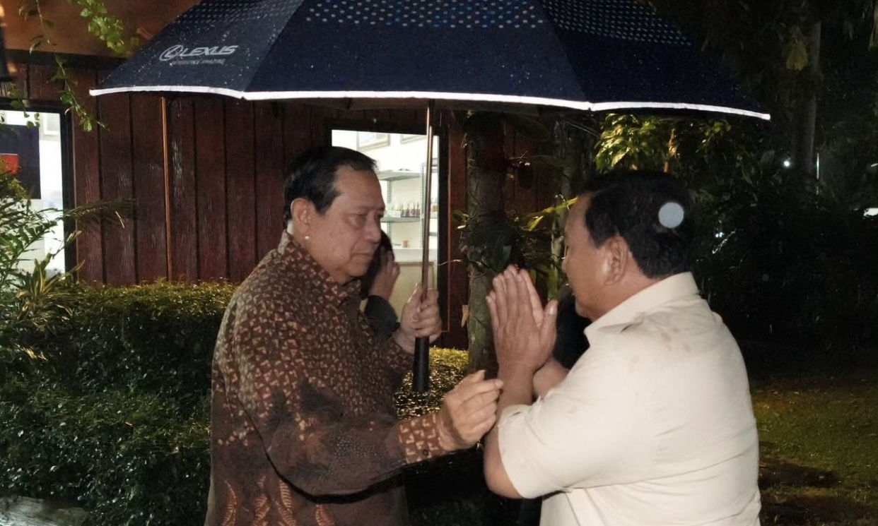 Momen kemesraan antara Presiden Prabowo Subianto dengan Presiden ke-6 RI Susilo Bambang Yudhoyono (SBY) di Cikeas, Bogor, Jawa Barat pada Senin, 4 November 2024 malam. (SinPo.id/Istimewa)