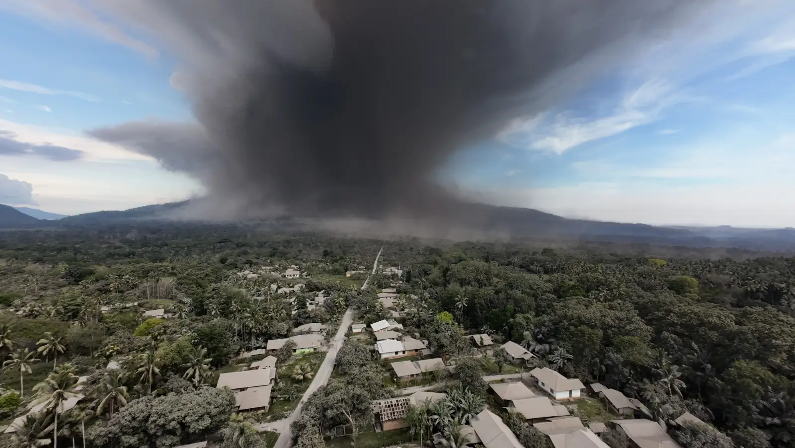 Visual erupsi Gunung Lewotobi Laki-laki pada Jumat, 8 November 2024 pukul 13.55 Wita yang diambil dari lokasi Pos Pengamatan Gunungapi Lewotobi Laki-laki di Flores Timur. (SinPo.id/Pusdatinkom BNPB)