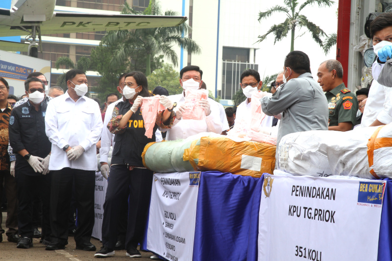 Pemusnahan barang-barang penyeludupan di Kantor Bea Cukai (SinPo.id/ Ashar)