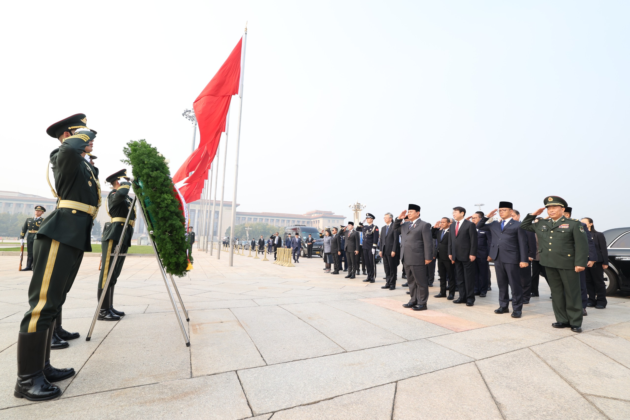 Presiden Prabowo Subianto saat memberi penghormatan di Tiananmen (SinPo.id/ Tim Media)