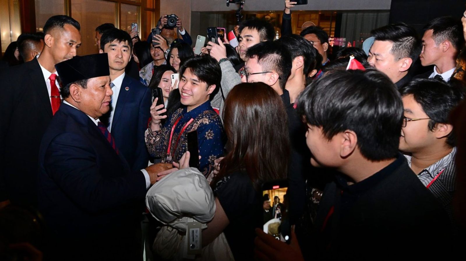 Kedatangan Presiden Prabowo Subianto di Beijing pada Jumat malam, 8 November 2024, disambut antusias oleh mahasiswa dan warga yang menunggu di lobby hotel tempatnya bermalam. (SinPo.id/BPMI Setpres)