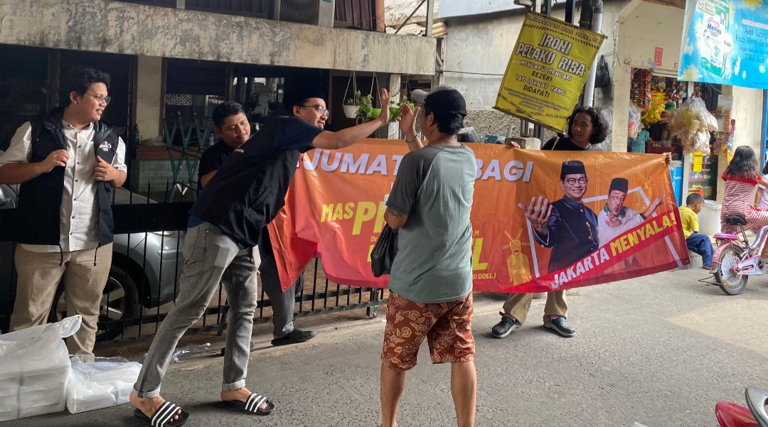 Relawan PMJ bagikan makan siang gratis di Jaksel (SinPo.id/Istimewa)