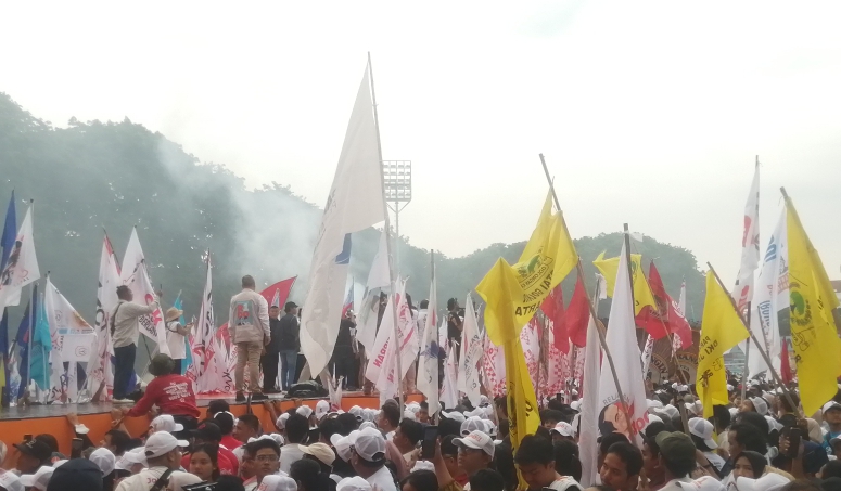 Para pendukung pasangan R1DO hadiri Kampanye Akbar di Lapangan Banteng (SinPo.id/ Tio Pirnando)