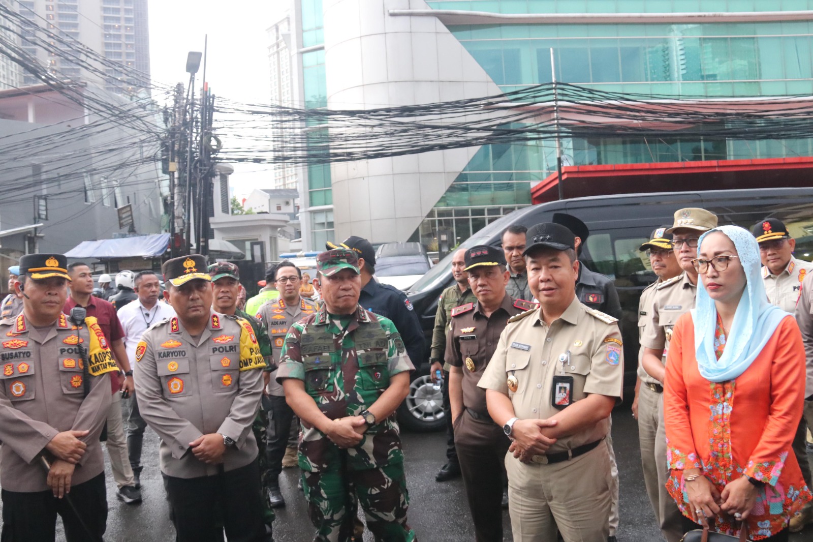 Kapolda Metro Jaya dan Pangdam Jaya saat meninjau TPS (SinPo.id/Humas Polda Metro Jaya)