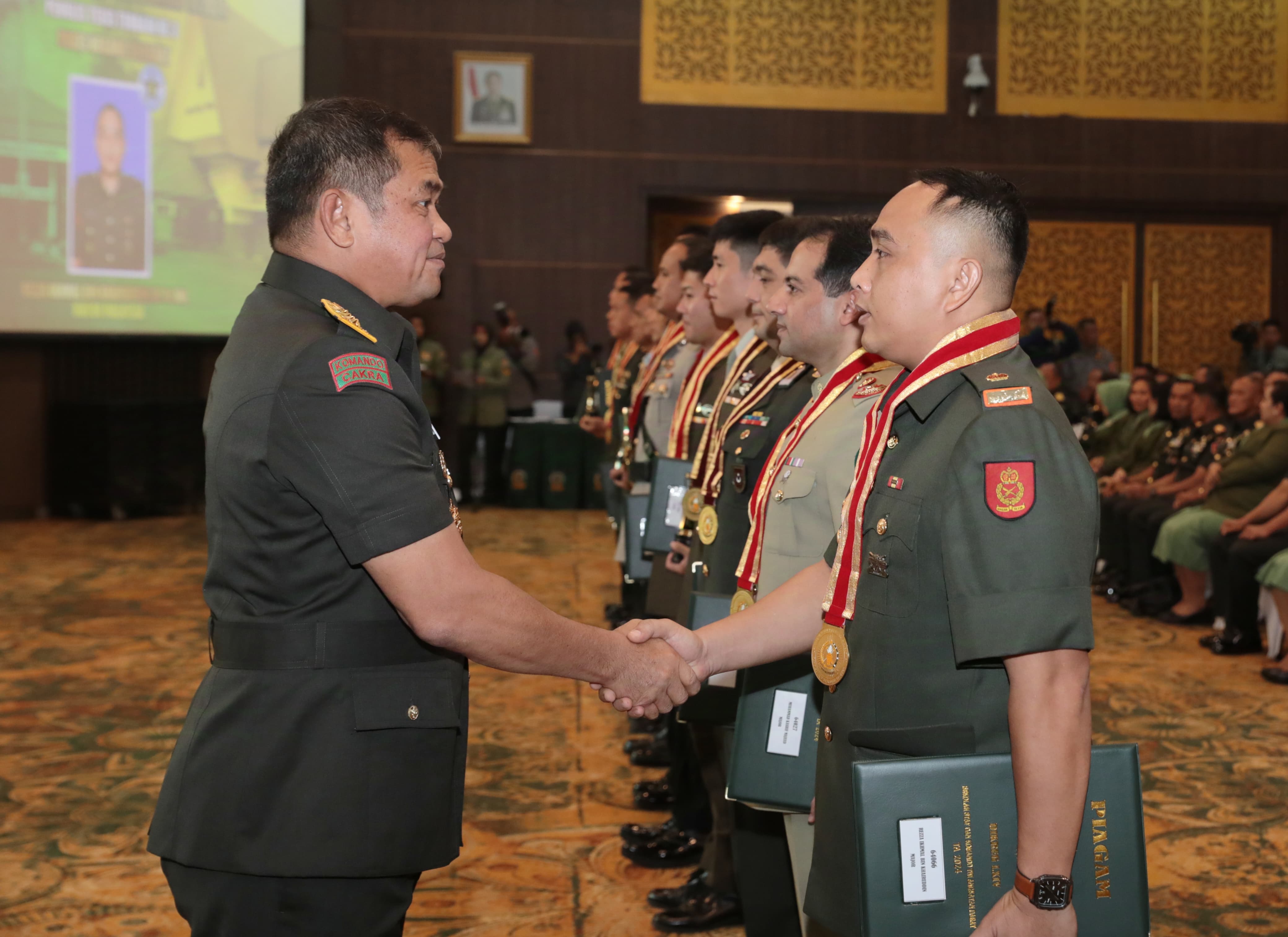 Kasad, Jenderal Maruli Simanjuntak bersalaman dengan lulusan Seskoad (Sinpo.id/Dispenad)