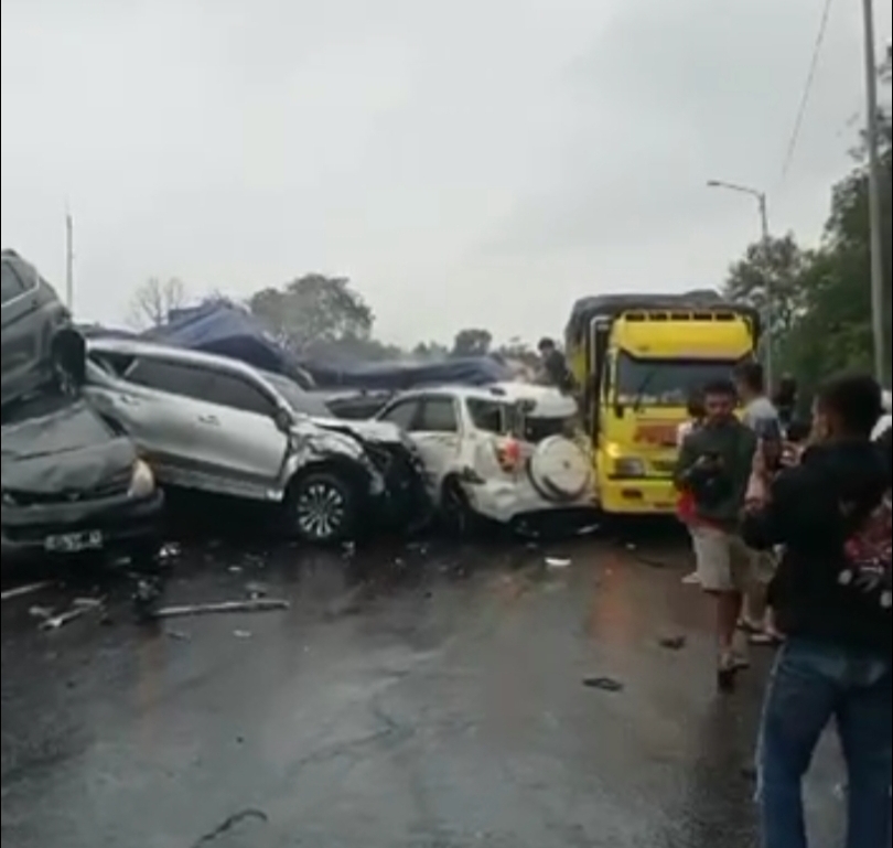 kecelakaan beruntun di Tol Purbaleunyi. (SinPo.id/tangkap layar video warga)