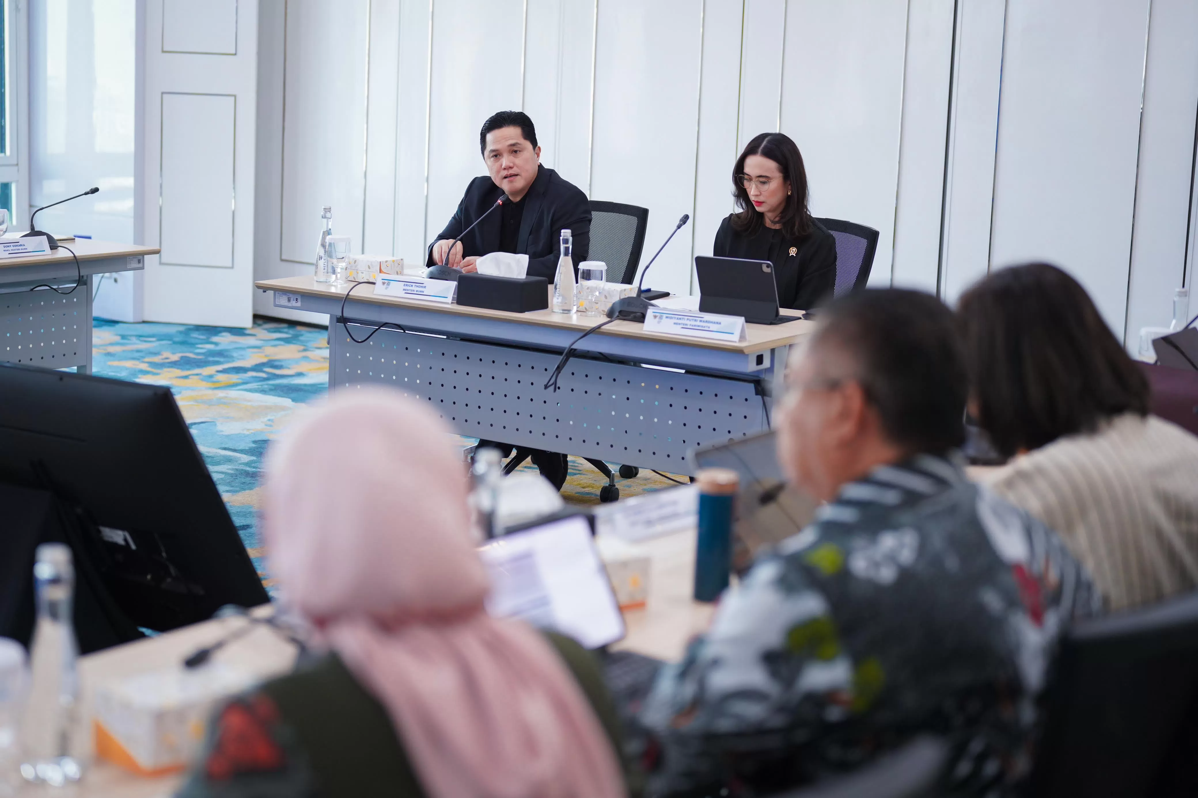 Menteri BUMN Erick Thohir saat menggelar pertemuan dengan Menteri Pariwisata Widiyanti Putri Wardhana (SinPo.id/BUMN)