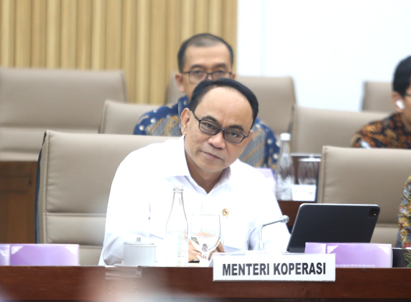 Komisi VI DPR gelar raker dengan Menteri Koperasi Budi Arie membahas program kerja dan anggaran 2025 (Ashar/SinPo.id)