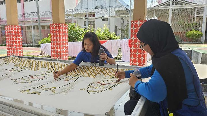 Mary Jane sedang menjalani aktivitasnya di tahanan Lapas Perempuan kelas IIB Yogyakarta (SinPo.id/ Dok. Lapas)