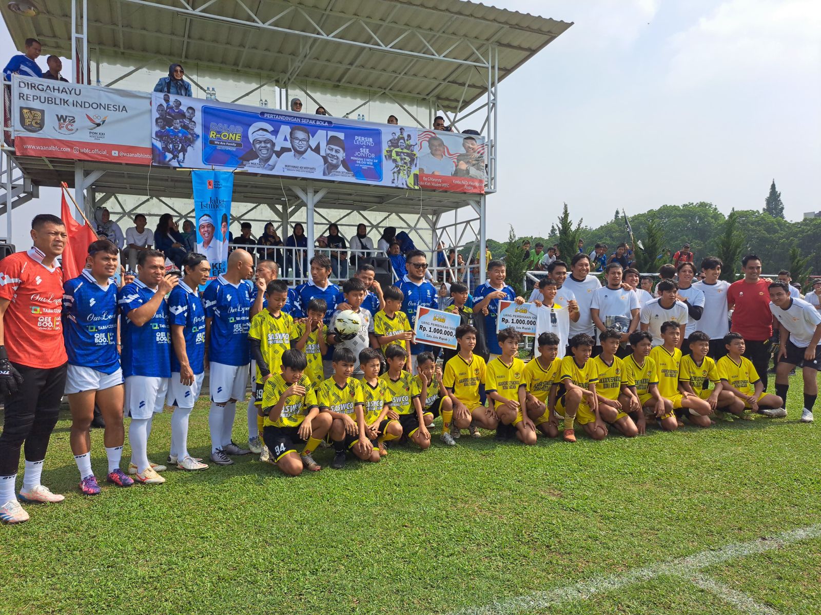 Laga persahabatan Komunitas Sepakbola Seputar Jurnalis atau Seejontor FC (SJFC) vs Persib Legend di Lapangan Batununggal, Bandung. (SinPo.id/Istimewa)