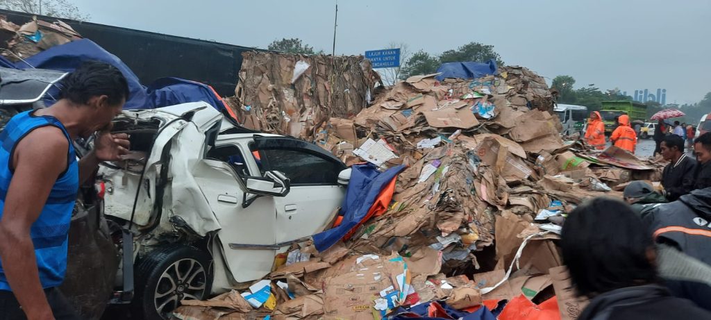 Kecelakaan tol cipularang (SinPo.id/Humas Polri)