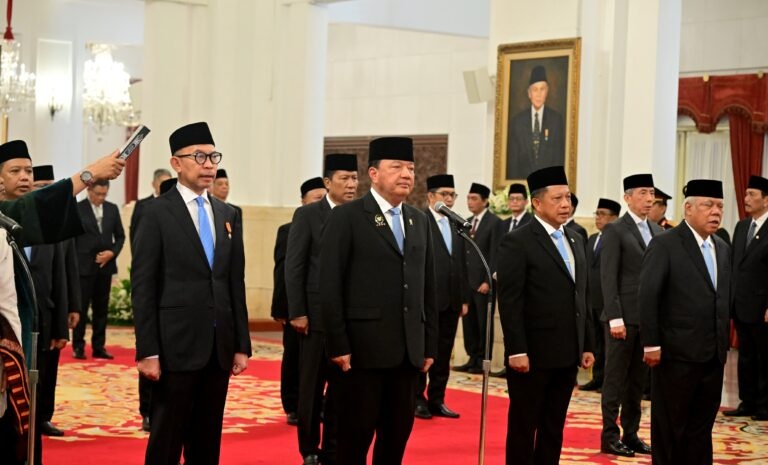 Presiden Prabowo Subianto melantik komiosioner Kompolnas periode 2024-2028 (SinPo.id/ Setpres)