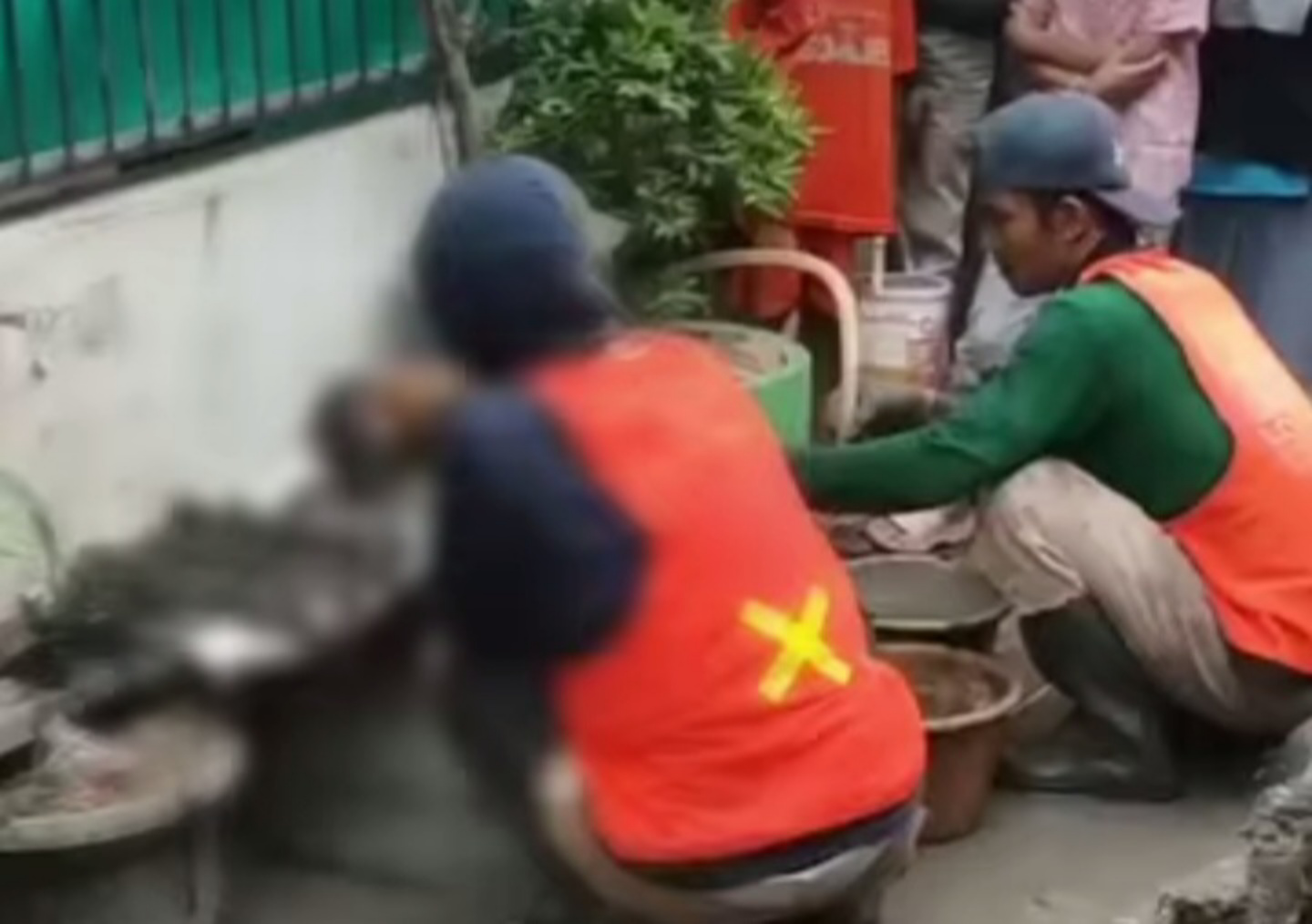 Petugas yang menemukan kerangka manusia di Pademangan, Jakut (SinPo.id/Tangkapan Layar)