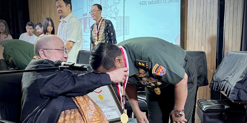 Mayjen TNI Budi Pramono menerima penghargaan rekor MURI (Sinpo.id/Istimewa)