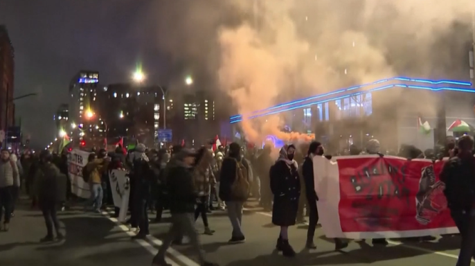 Demonstran anti NATO yang berunjuk rasa di Montreal. (SinPo.id/ Reuters)