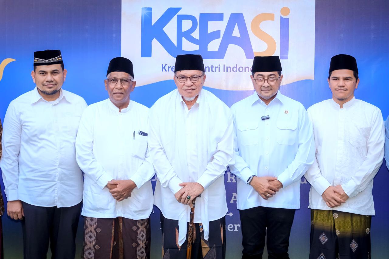 Menekraf Teuku Riefky Harysa menghadiri peluncuran program KREASI di hadapan Abu Syekh Hasanoel Bashry pimpinan Ponpes Mudi Mesra. (SinPo.id/Dok. Kemenkraf)