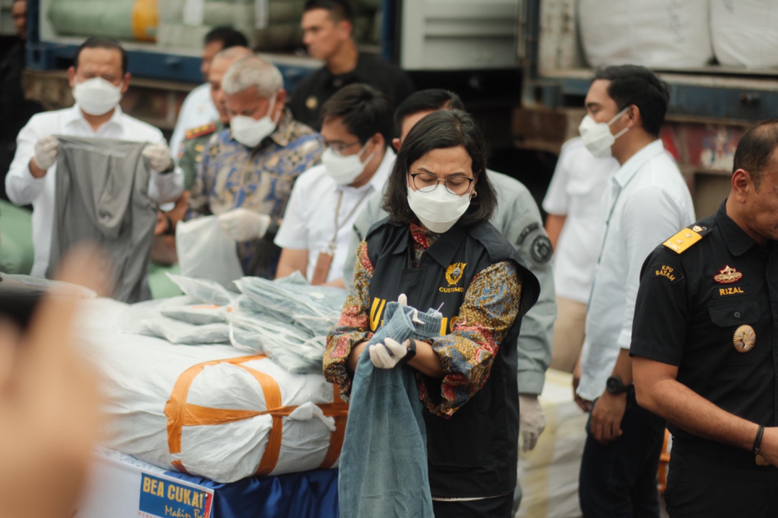 Menkeu Sri Mulyani melakukan pemusnahan barang selundupan (SinPo.id)