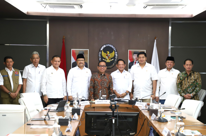 Menko PMK Pratikno gelar Rapat Antar Menteri membahas percepatan penanganan Bencana Erupsi Gunung Lewotobi di Nusa Tenggara Timur (Ashar/SinPo.id)