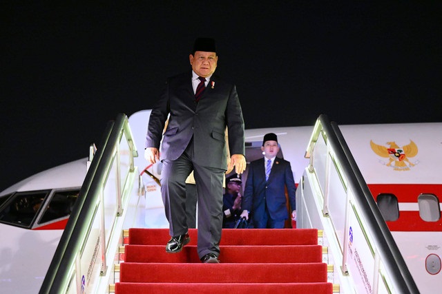 Presiden RI Prabowo Subianto saat tiba di Bandara Beijing. (SinPo.id/Setpres)