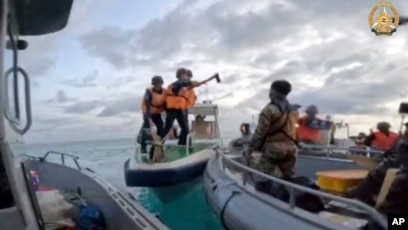 pasukan penjaga pantai China mengacungkan kapak saat mendekati tentara Filipina yang tengah menjalankan misi di area Second Thomas Shoal di Laut China Selatan, pada 17 Juni 2024 (SinPo.id/AP)