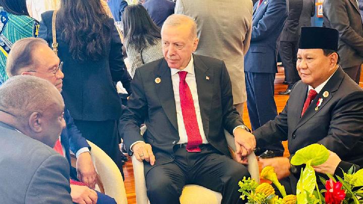 Momen Presiden RI Prabowo Subianto duduk bersama di samping Presiden Turki Recep Tayyip Erdoğan di KTT G20 Brasil (SinPo.id/Tim Media Prabowo)