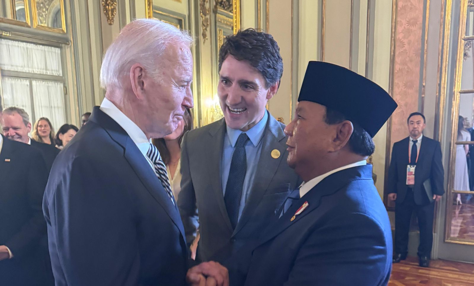 Presiden Prabowo Subianto bergandengan tangan dengan Presiden Amerika Serikat Joe Biden. (SinPo.id/Tim Media)