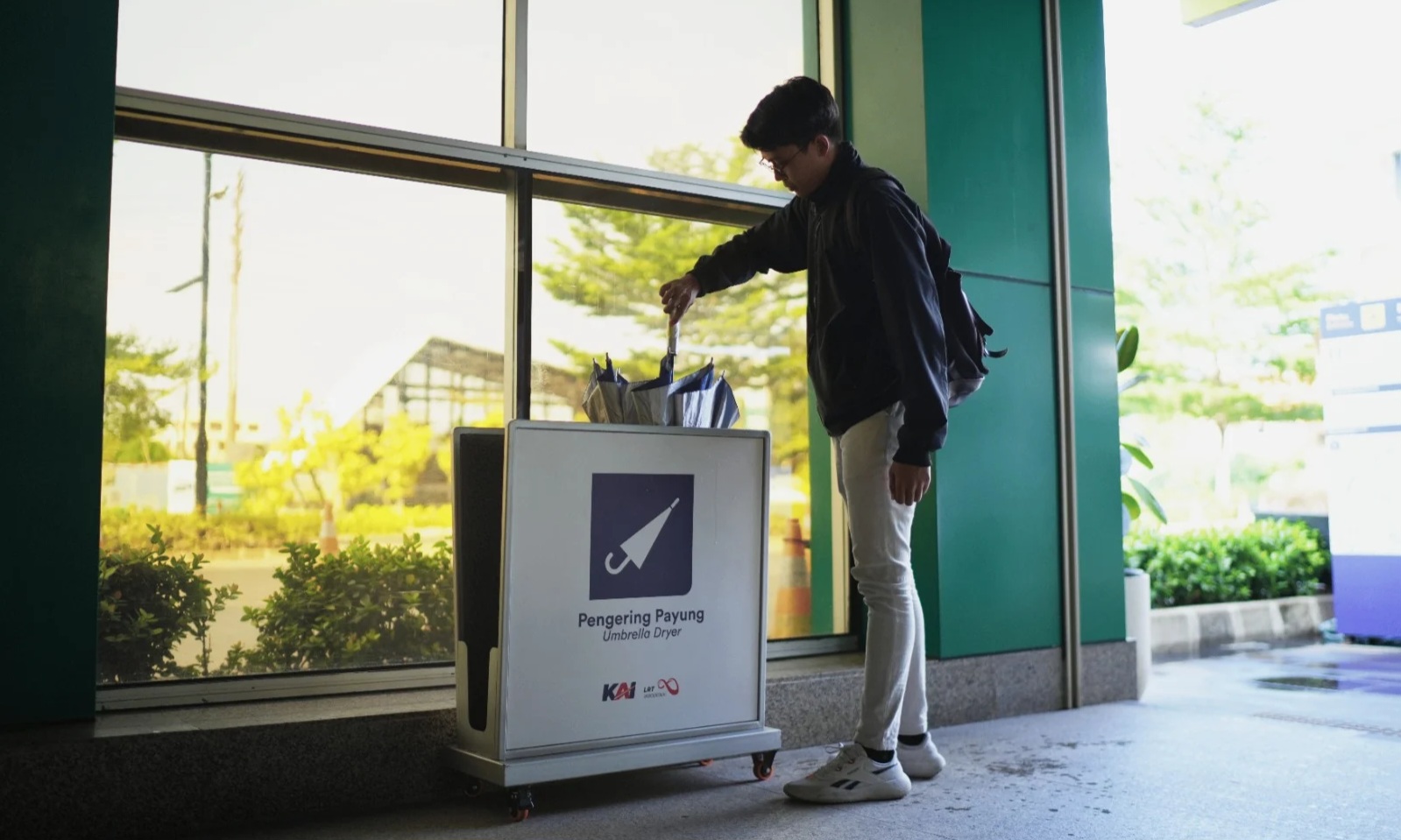 KAI siapkan pengering payung di Stasiun LRT Jabodebek (SinPo.id/KAI).