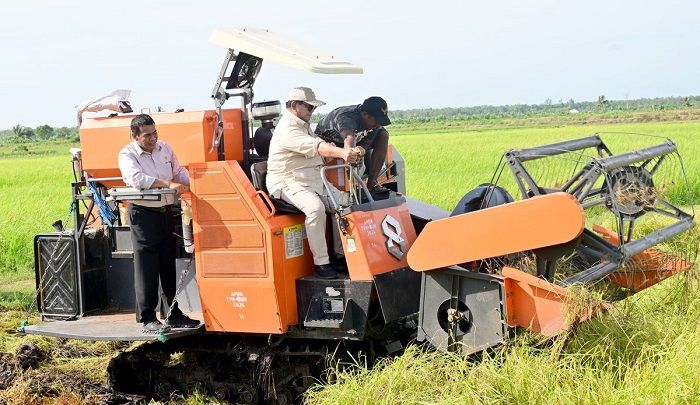 Presiden Prabowo bersama petani menaiki Combine Harvester di Merauke (SinPo.id/ Setpres)