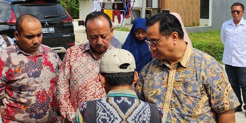 Anggota Ombudsman RI, Yeka Hendra Fatika saat berkoordinasi dengan warga terkait pelanggaran pembangunan pabrik tisu di Gunung Sindur (Sinpo.id/Ombudsman RI)